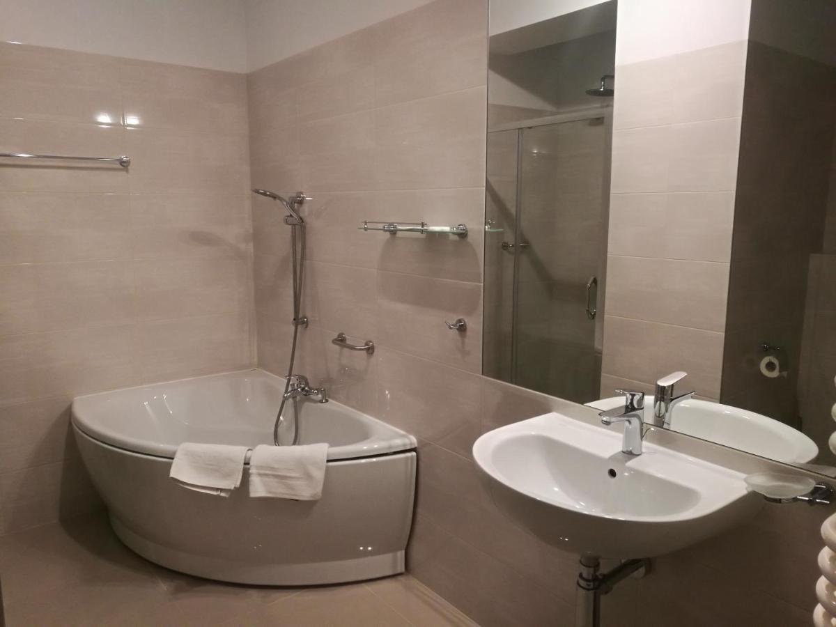 Yuca Otel Łódź Dış mekan fotoğraf